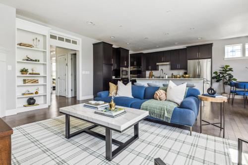 Stapleton House | Modern Elegance - Pool Table - Walkable Area