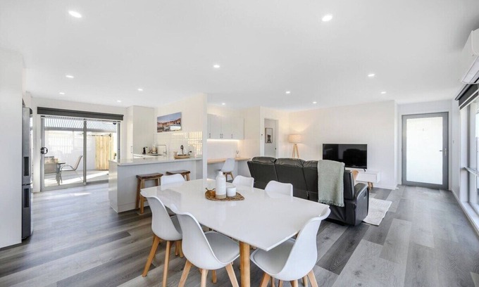 Rokeby House | Modern Escape, 2 Bed/Bath 12km to CBD/Airport