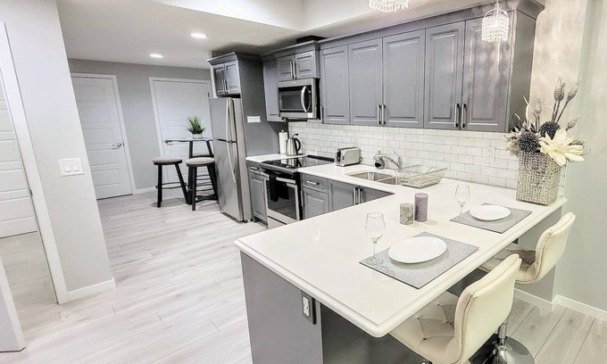Southwest Calgary Apartment | Modern Executive Furnished 1 Bed Apartment Suite