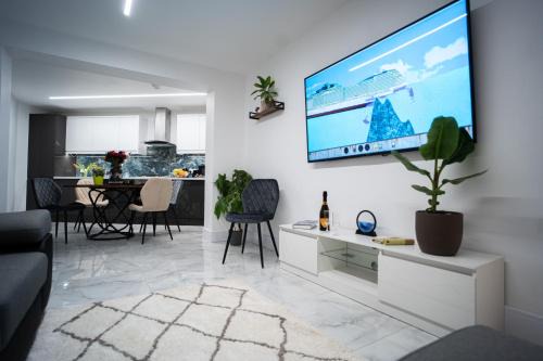 Alibon House | Modern Family 3 bedroom house,Free Parking,Garden