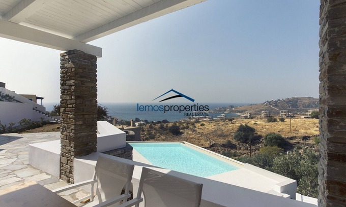 Koundouros Apartment | Modern family home with a sea view and swimming pool