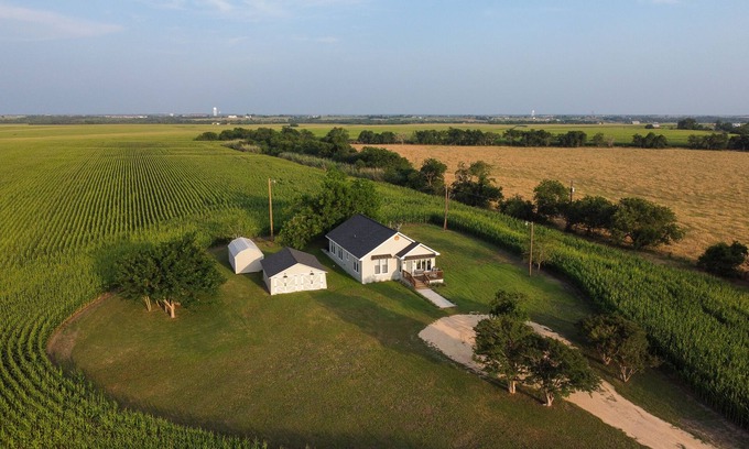 Manor House | Modern Farm w/2 Kings: 20 min to Austin, COTA-Tesla
