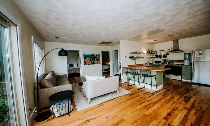 Battle Creek House | Modern Flat on Organic Farm