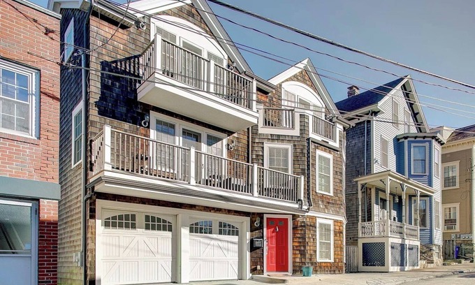 Off Broadway House | Modern home in heart of historic Newport! 2 car garage & central AC!