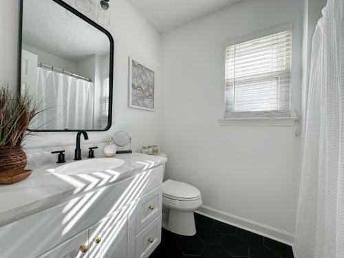 Savannah House | Modern Home Near Beach & City Dog Friendly
