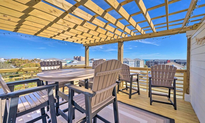 Wilmington Beach House | Modern Home w/Rooftop Deck, Walk to Beach!