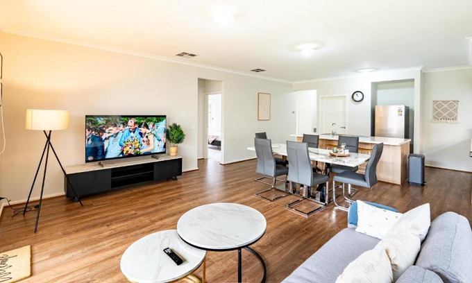 Clyde Villa | Modern Homely House in Clyde