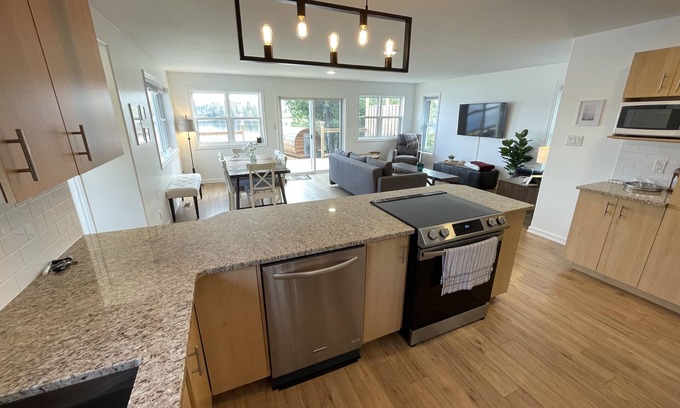 Sudbury Cottage | Modern lake house 20 minutes from the city.