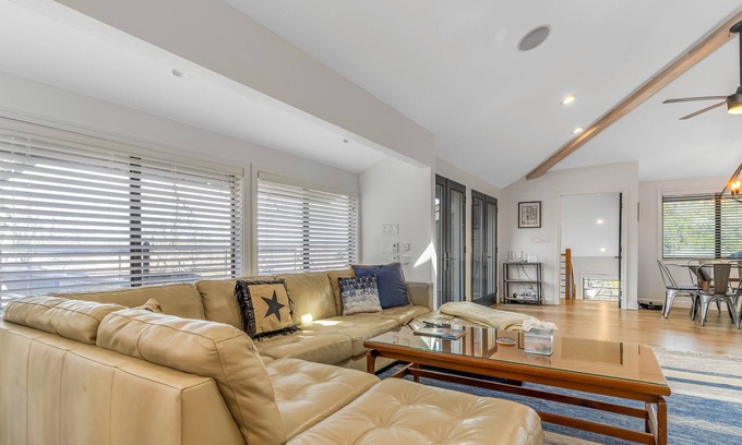 Spicewood House | Modern Lake-View Getaway | Epic Views & Game Room | Pools, Tennis & Boat Ramp