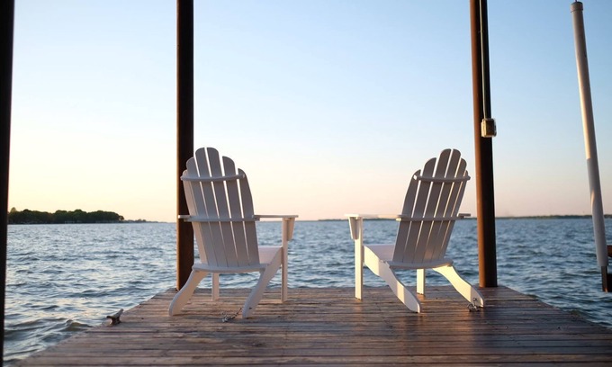 Cedar Creek Reservoir House | Modern Lakefront Cottage on Open Water with Stunning Sunsets on Cedar Creek Lake