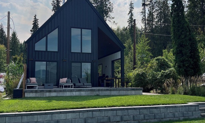 Christina Lake House | Modern Lakeside Cabin on a Sandy Beach