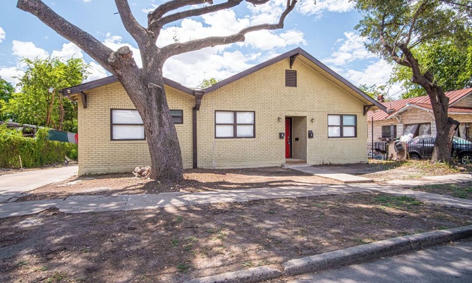 Near East Side House | Modern Living 3BR/2BA Close to Amazing Downtown