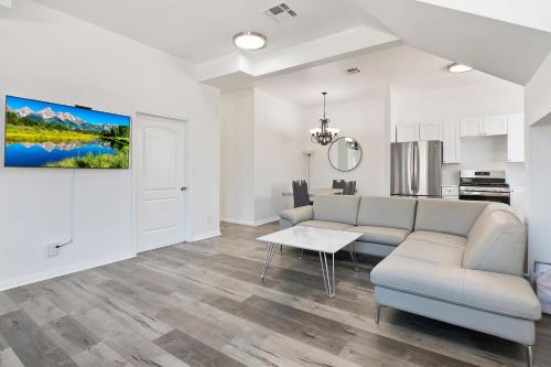 NoHo Arts District Apartment | Modern loft close to Universal studio and Hollywood for 8