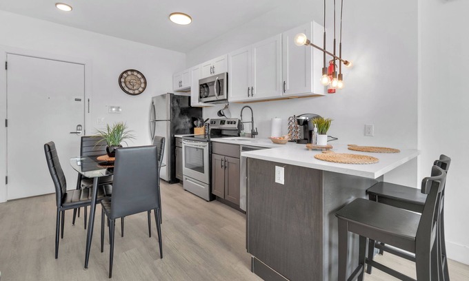 Elizabeth Apartment | Modern luxe apt Airport+ NYC