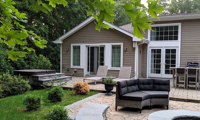 Garrison House | Modern Luxurious Country Retreat w/Sauna + Hot tub 1hr from NYC