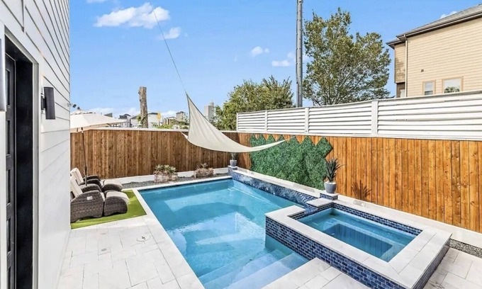 South Central Houston House | Modern/Luxury/Rooftop Deck/Downtown/Heated Pool/5BDRM