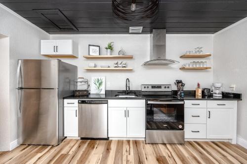 Tarpon Springs House | MODERN - Mins to Beach - Walk to Downtown - Free parking