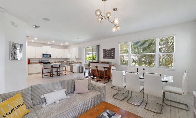 Arlington Park House | Modern, Mins to Beach and Downtown, Steps to Arlington Park