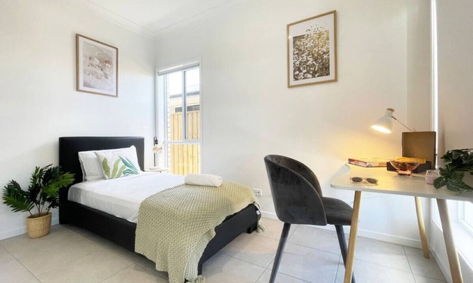 Redbank Plains House | Modern Nest with 4 bedrooms