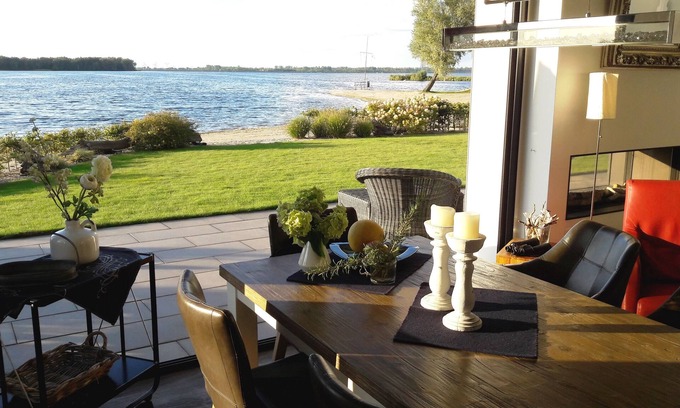Hulshorst House | Modern new beach house - right on the water - large roof terrace/free WiFi