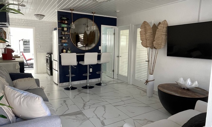 Estate Annas Retreat House | Modern oasis loaded w/amenities! 5-8 mins to the beaches, shops dining & ferries