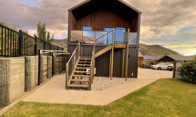 Lower Shotover Apartment | Modern, Private 2 bedroom Apartment with stunning views