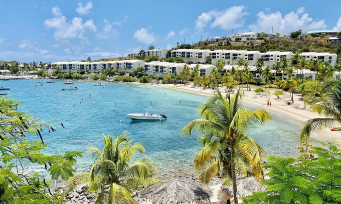 Nazareth Condo | Modern Renovations! Awesome Location on Water!