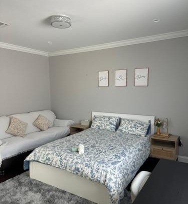 Hicksville House | Modern Room with Cozy Vibes