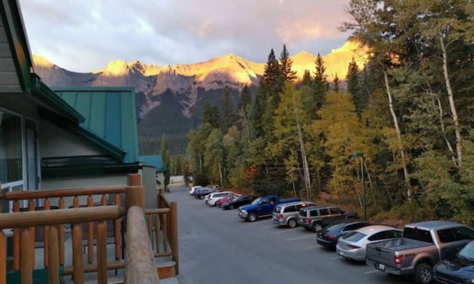 Harvie Heights House | ❤ Modern Rustic 2BR 2BTH Mountain Chalet close to Banff
