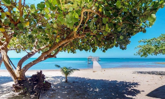 Antoneys Cay Condo | Modern Sandy Bay Condo by the beach with community pool and pier
