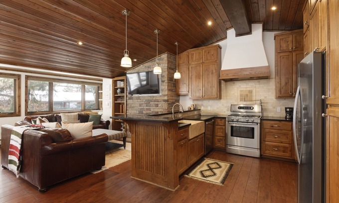 Aspen Condo | Modern Ski-in/Ski-out Condo with Pool and Hot Tub Access