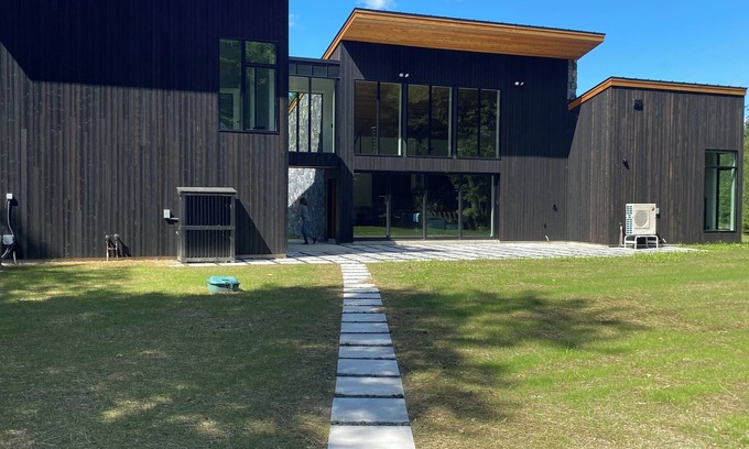 Jay House | Modern ski retreat less than 5 minutes for jay peak - Pet Friendly