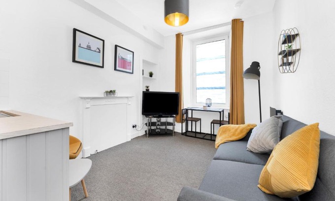 West End Apartment | Modern & Spacious 1 Bedroom Apartment - Close to City Centre - Sleeps Up to 3 Guests