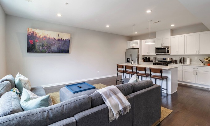 Southeast House | Modern & Spacious ~ 3bd 3ba RoofDeck