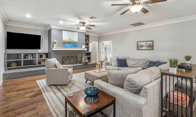 Lake Charles House | Modern Spacious 5 Bedroom Home