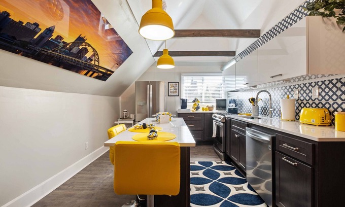 Shadyside Apartment | Modern stay in heart of city
