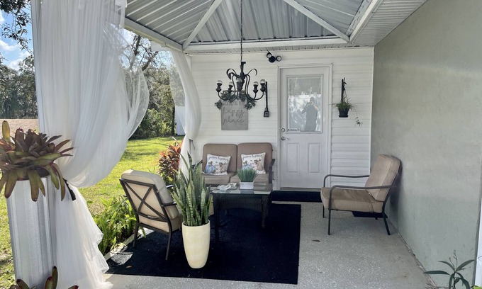 Spring Hill Apartment | Modern studio apartment with covered outside seating area