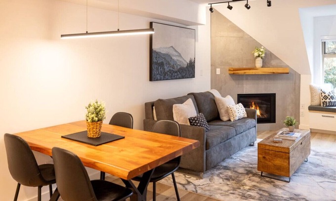 Whistler Creekside Apartment | Modern & Stylish 1BR:Sleeps 4,Balcony,Hot Tub,Pool+ BBQ,Free Parking, Steps to Everything!