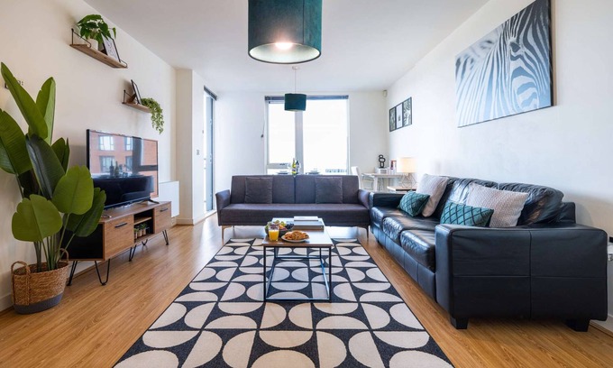Central Milton Keynes House | Modern, stylish city centre apartment near train station