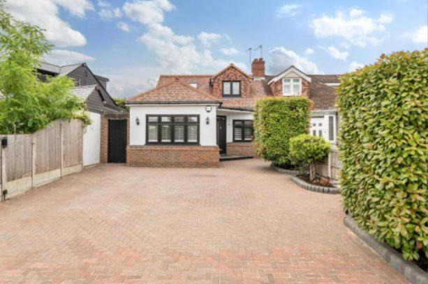 Emerson Park Apartment | Modern, Stylish, Immaculate Bungalow .