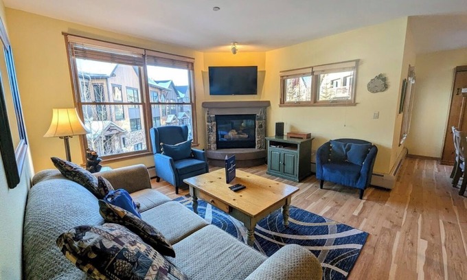 River Run Condo | Modern Unit, Perfect for Couples, Walk to Gondola