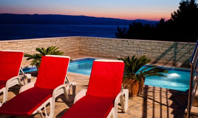 Pisak Apartment | Modern vacation apartment with pool and sea view