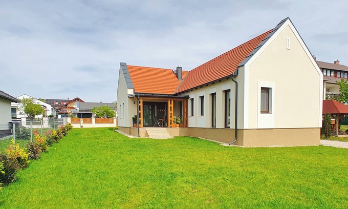 Vonyarcvashegy Villa | Modern villa with 3 air-conditioned bedrooms - ideal for a beach vacation