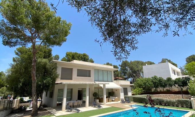Santa Ponsa Villa | Modern villa with pool and sleeps 8
