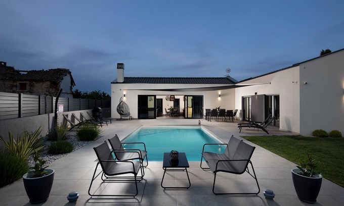 Muntic Villa | Modern villa with pool in small place