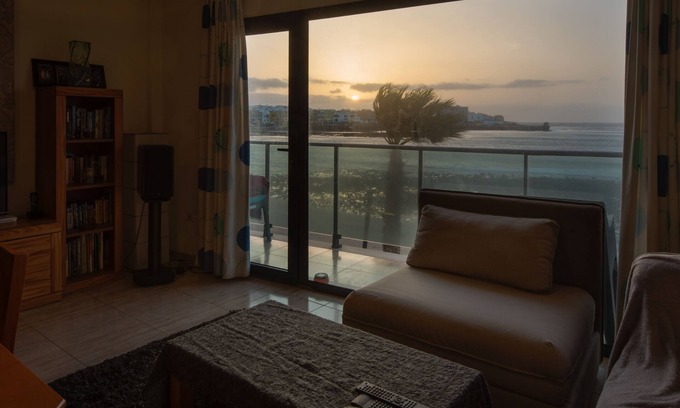 Playa de Arinaga Apartment | Modern well equipped apartment on the beach of Arinaga