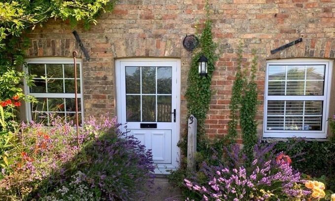 Coveney House | Modernised and Extended Idyllic Country Cottage