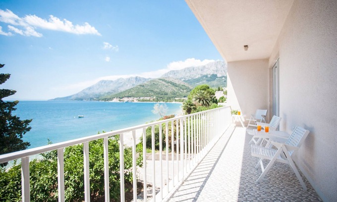 Gradac Villa | Modernist beach villa with quiet Mediterranean terraced gardens