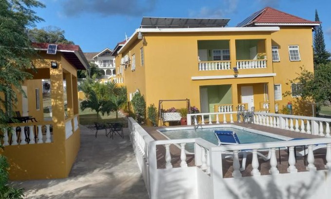 Runaway Bay Bed & Breakfast | Modrians