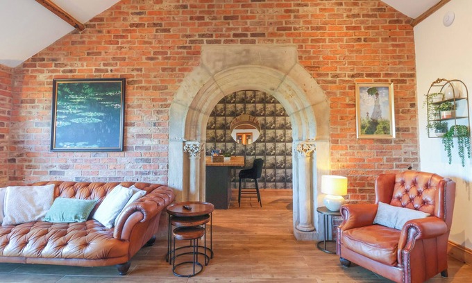 West Heslerton Cottage | MOLLY'S COTTAGE, pet friendly, with a garden in Rillington